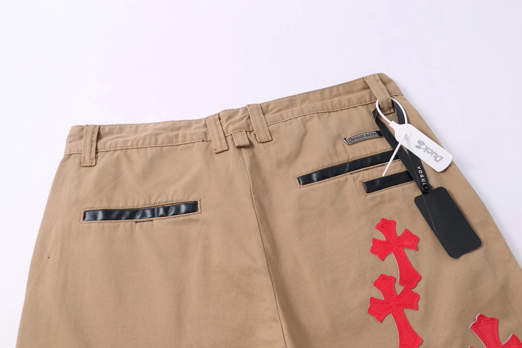 P260 Style number: H011 ChromeHearts & Chrome Heart Khaki bootcut casual pants and jeans. Original hardware and accessories, washed and other hanging tags. The QR code analysis is from the original factory, with a high degree of restoration. You are welcome to compare the products~ Three-dimensional version Loose and comfortable, not picky about body shape, taller and slimmer, factory Seiko, original factory quality control, same style for men and women, can be matched with couples, versatile recommendation, must-have jeans for all seasons, fashionistas have been disappointed From the quality selection of fabrics, the tailoring of details, and the matching of patterns, everything is impeccable! The upper body is so handsome when worn...it can be easily worn by men, women and children! The craftsmanship is made of heavy-duty washed pure cotton denim fabric. After washing, it is soft and thick and looks very stylish when worn. Size: 28, 30, 32, 34, 36 (S-XXL) Color: Khaki